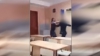 SCENE VIOLENTE într-o şcoală din Rusia! O elevă, LUATĂ LA PUMNI de un coleg (VIDEO +18)