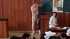 NO COMMENT! Un profesor de la Medicină se dezbracă în faţa studenţilor fără nicio jenă (VIDEO)