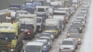 COD PORTOCALIU DE NINSORI! Moscova este PARALIZATĂ din cauza zăpezii