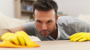 Atenţie bărbaţi! Dacă nu vă ajutaţi partenerele la treburi casnice, s-ar putea să fiţi înşelaţi