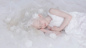 IMAGINI SUPERBE! Frumuseţea oamenilor albinoşi pare ruptă din basme (GALERIE FOTO)