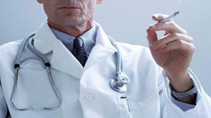 Medicii vor fi concediaţi, dacă nu renunţă la ţigări! Ţara în care va fi adoptată această lege anti-fumat