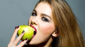 BINE DE ȘTIUT! Ce efecte au fructele asupra danturii