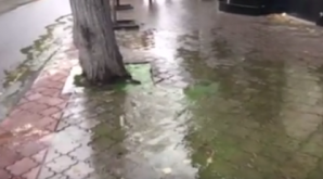 Apa din calorifere curge gârlă pe o stradă din centrul Chişinăului. REACŢIA ÎS "Termoelectrica" (VIDEO)