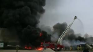PUBLIKA WORLD: Incendiu DEVASTATOR la o uzină de reciclare din statul american Iowa (VIDEO)