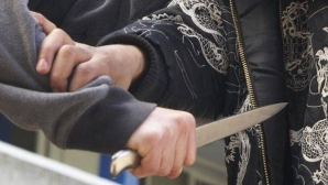 CAZ ÎNGROZITOR în Capitală! Doi bărbaţi au fost ÎNJUNGHIAŢI de vecinul lor (VIDEO)