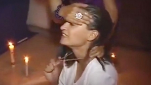 Imagini ȘOCANTE: O tânără s-a filmat în timp ce ar fi fost posedată de un demon (VIDEO18+)