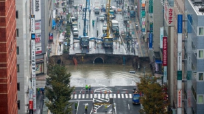 UN CRATER IMENS a provocat haos în Japonia! Pământul s-a surpat chiar în mijlocul unei intersecţii