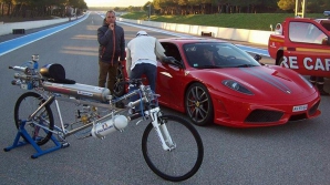 Bicicleta care atinge 333km/h în doar 4 secunde, a învins un Ferrari pe pista de curse (VIDEO)