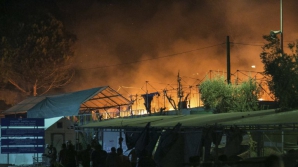 PUBLIKA WORLD: O tabără pentru refugiaţi din Grecia, mistuită de flăcări (VIDEO)