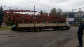 HAOS, FURIE şi PAGUBE CONSIDERABILE după ce ieri o macara a agăţat firele de troleibuz şi le-a luat cu ea