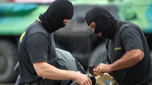 PERCHEZIŢII cu mascaţi în două apartamente din Capitală. Patru indivizi au fost încătuşaţi (VIDEO)