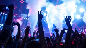 Cocktail-uri, șampanie și dansuri incendiare! Studenţii au chefuit până dimineaţă în cluburile de noapte