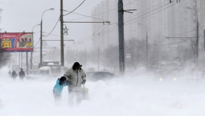 Iarnă în toată legea! Mai multe regiuni din Rusia, afectate de ninsori abundente şi chiciură (VIDEO)