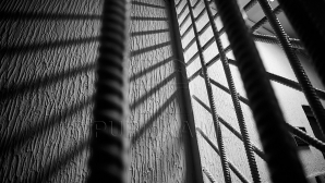 A picat testul oamenilor legii, la intrare în penitenciar. CE ascundea în pantaloni sora unui deţinut (VIDEO)