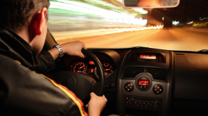 A gonit pe străzi şi a dat jos un indicator rutier. Cum şi-a încheiat cursa nebună un tânăr INCONŞTIENT (VIDEO)