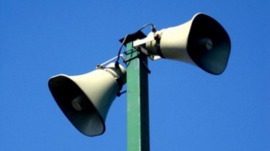 SIRENE ÎN LOC DE DEŞTEPTĂTOR: Pompierii au simulat stingerea unui incendiu devastator