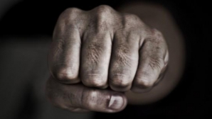 L-au lovit cu brutalitate până l-au năucit. Un cetăţean străin, BĂTUT şi JEFUIT în centrul Capitalei (VIDEO)