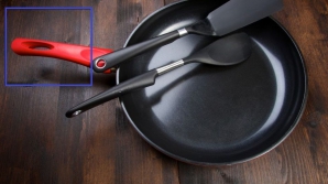 Ştiai? La ce foloseşte orificiul din mânerul tigăii