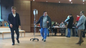 Cine este moldoveanul din Franţa care a venit să voteze, fiind conectat la perfuzii (FOTO)