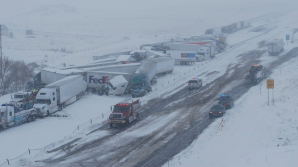 ACCIDENT SPECTACULOS: 9 maşini alunecă pe gheaţă ca la domino (VIDEO)