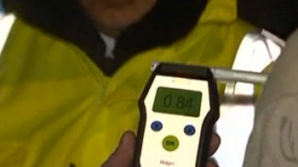 Noapte cu peripeţii! Un tânăr de 17 ani, conducând maşina părinţilor a LOVIT două maşini