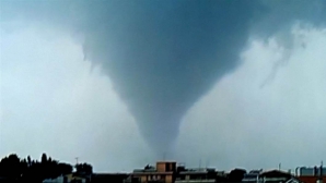NENOROCIRE în Italia! După cutremure, două tornade au măturat ţara (VIDEO)