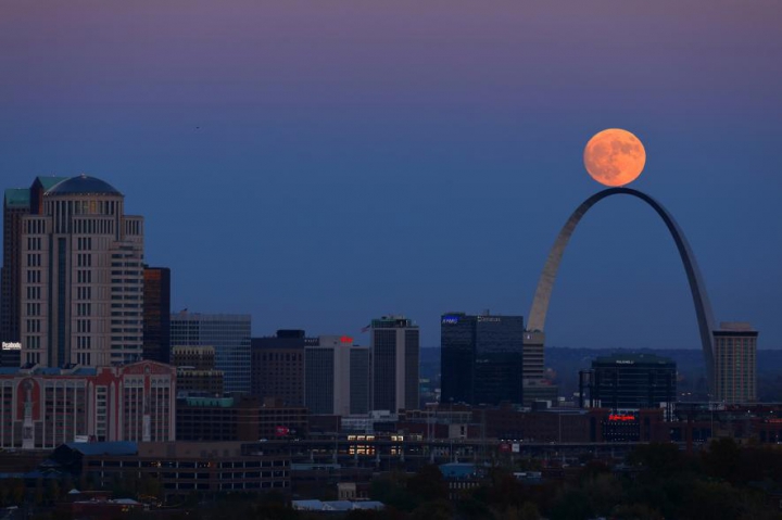 FENOMENUL SECOLULUI. Cum s-a văzut Super Luna din diferite colţuri ale lumii (FOTOREPORT)