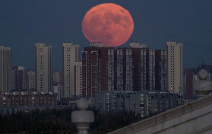 FENOMENUL SECOLULUI. Cum s-a văzut Super Luna din diferite colţuri ale lumii (FOTOREPORT)