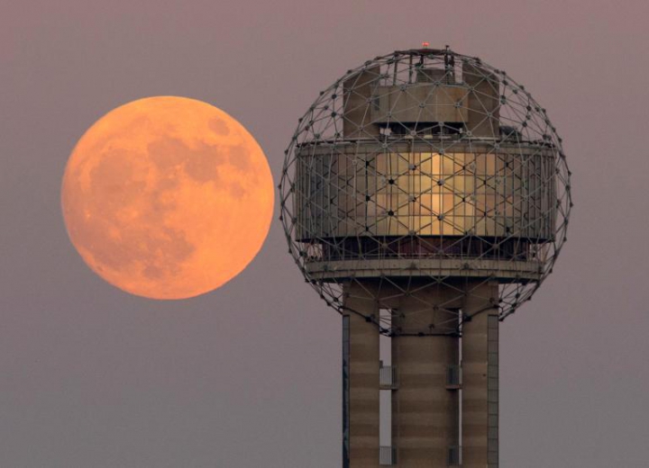 FENOMENUL SECOLULUI. Cum s-a văzut Super Luna din diferite colţuri ale lumii (FOTOREPORT)