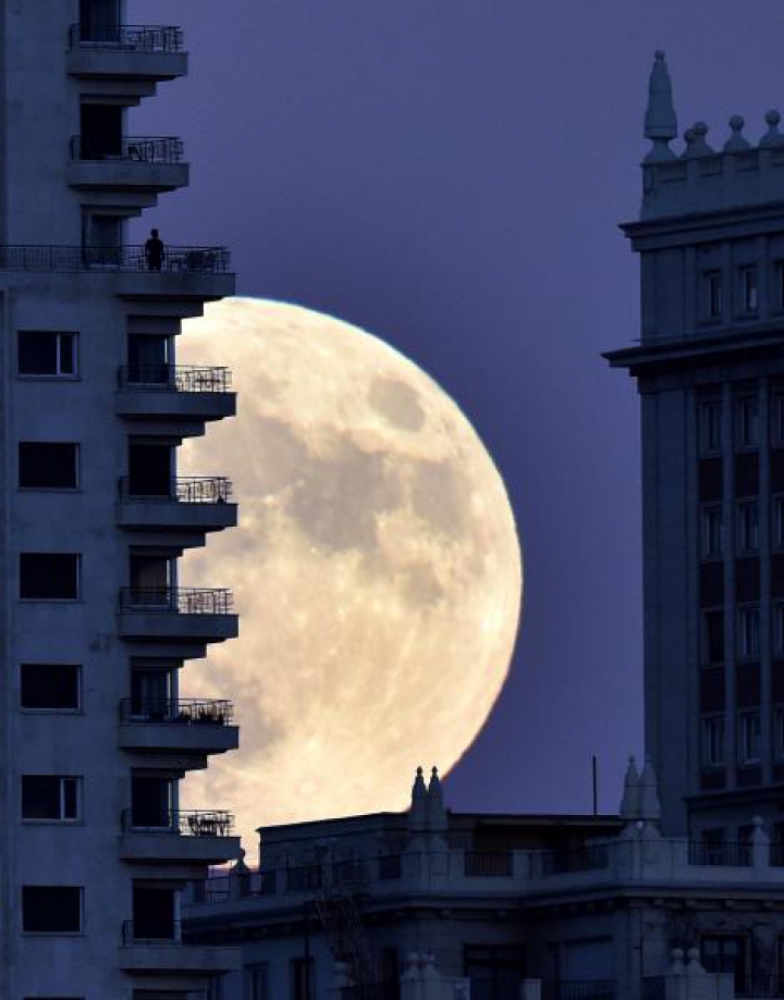 FENOMENUL SECOLULUI. Cum s-a văzut Super Luna din diferite colţuri ale lumii (FOTOREPORT)