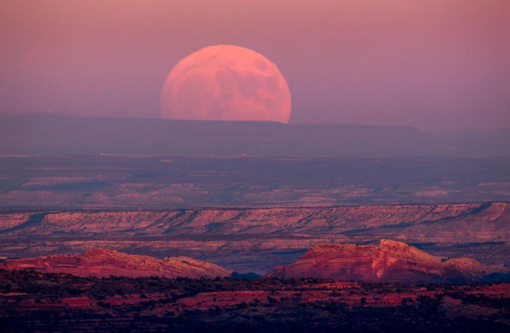 FENOMENUL SECOLULUI. Cum s-a văzut Super Luna din diferite colţuri ale lumii (FOTOREPORT)