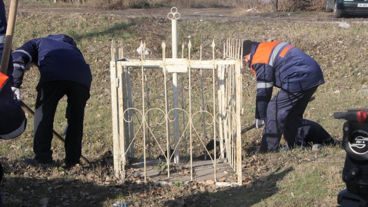 FĂRĂ CRUCI pe drumurile naţionale. Obiectele funerare, DEMONTATE de preoţi şi drumari (FOTO)