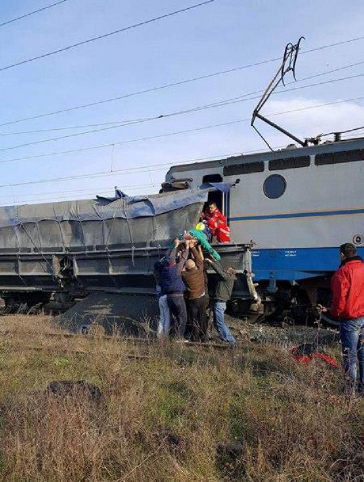 Două trenuri S-AU CIOCNIT în România. Cel puţin un om a murit (VIDEO/FOTO)