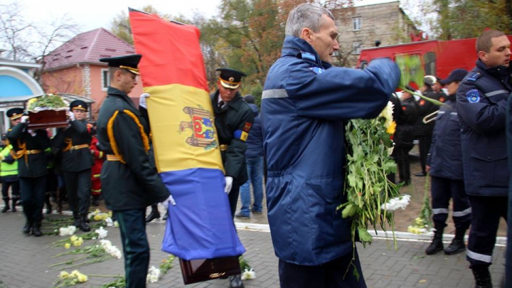 Premierul Pavel Filip, alături de rudele pompierului decedat în incendiul de la Ciocana (FOTO)