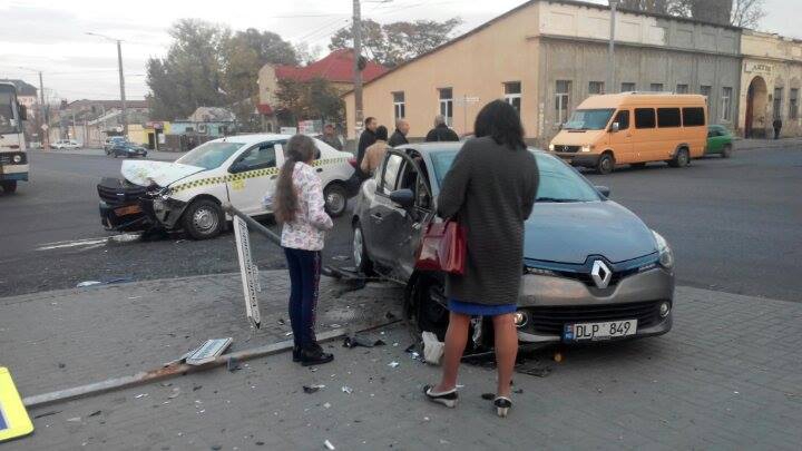 GRAV ACCIDENT în Capitală! Două maşini, făcute ZOB (FOTO)