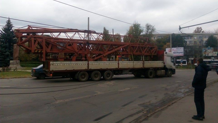 O macara a agăţat firele de troleibuz şi le-a luat cu ea. Sectorul Buiucani, RUPT de restul oraşului (VIDEO/FOTO)