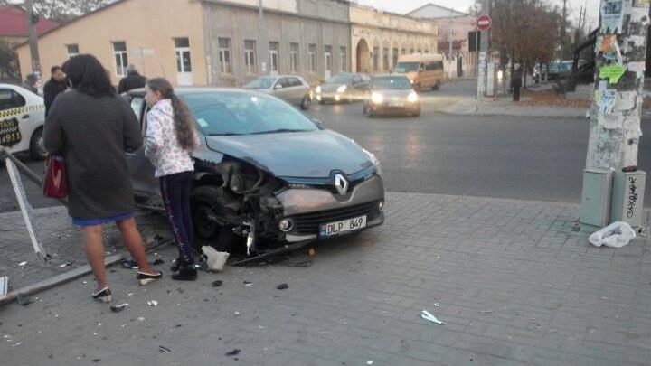 GRAV ACCIDENT în Capitală! Două maşini, făcute ZOB (FOTO)