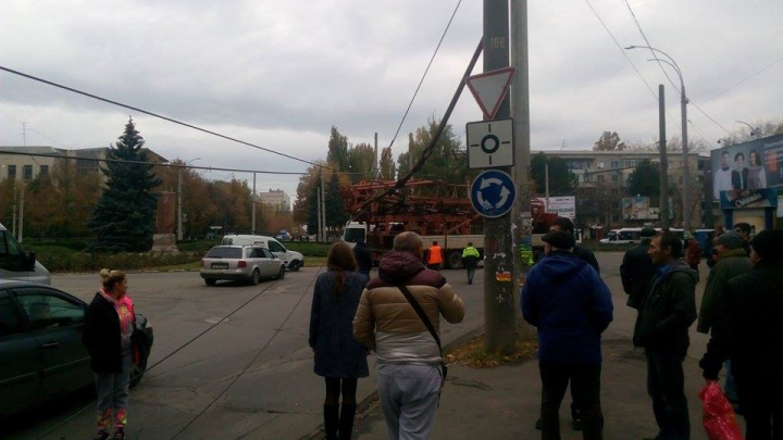 O macara a agăţat firele de troleibuz şi le-a luat cu ea. Sectorul Buiucani, RUPT de restul oraşului (VIDEO/FOTO)