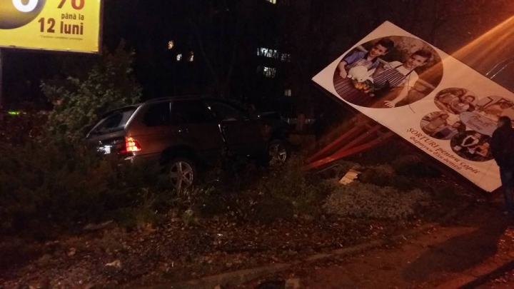 GRAV ACCIDENT în sectorul Botanica al Capitalei! O mașină a doborât un panou publicitar (FOTO)