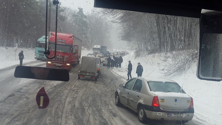 ALEGERI MOLDOVA, TURUL II: De neoprit! Cum au fost surprinşi 8 bărbaţi în drum spre secţia de votare (FOTO)