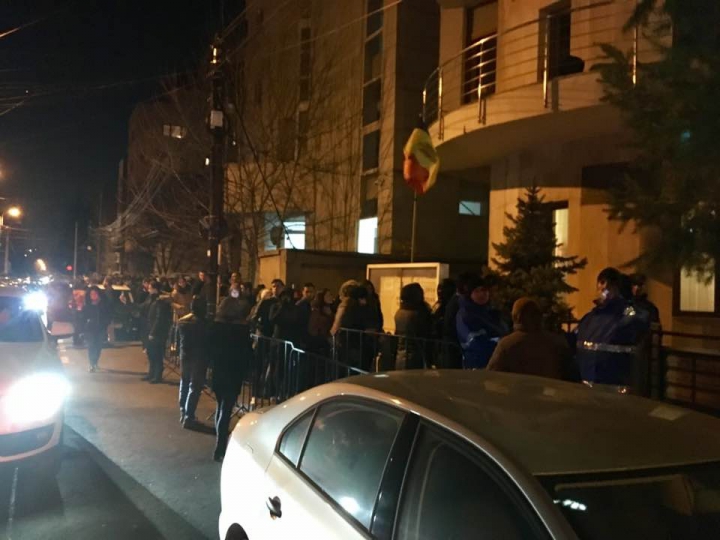 ALEGERI MOLDOVA, TURUL II: Moldovenii continuă să facă coadă la secțiile de votare din București (VIDEO/FOTO)