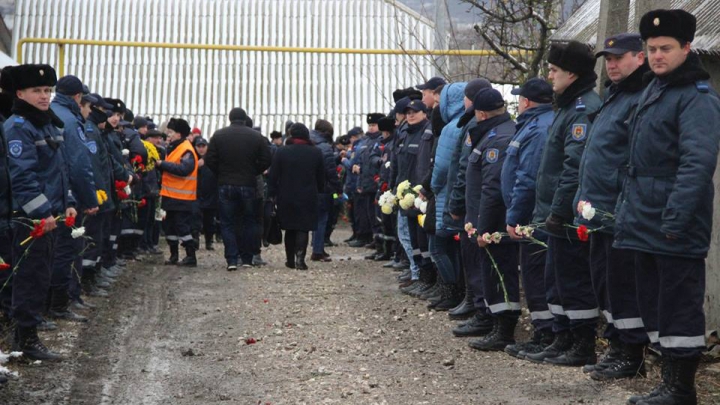 HOHOTE DE PLÂNS! Pompierul erou, petrecut pe ultimul drum în lacrimi (IMAGINI EMOŢIONANTE)