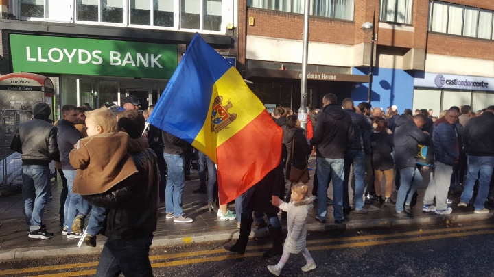 ALEGERI MOLDOVA, TURUL II:  Sute de alegători la secţia de votare din Londra (VIDEO)