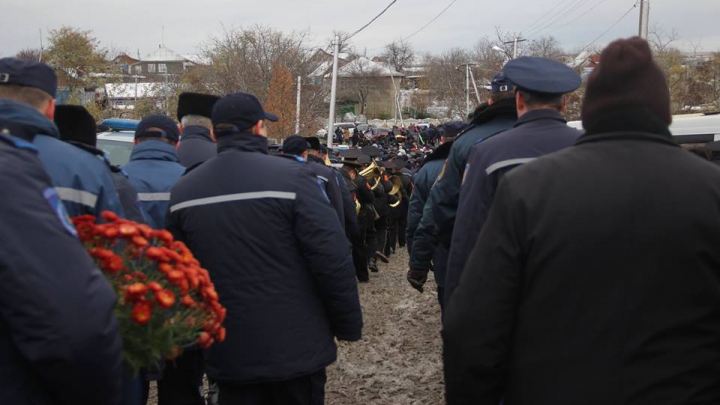 HOHOTE DE PLÂNS! Pompierul erou, petrecut pe ultimul drum în lacrimi (IMAGINI EMOŢIONANTE)