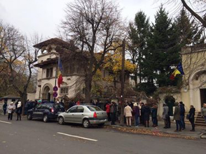 ALEGERI MOLDOVA, TURUL II: Moldovenii continuă să facă coadă la secțiile de votare din București (VIDEO/FOTO)