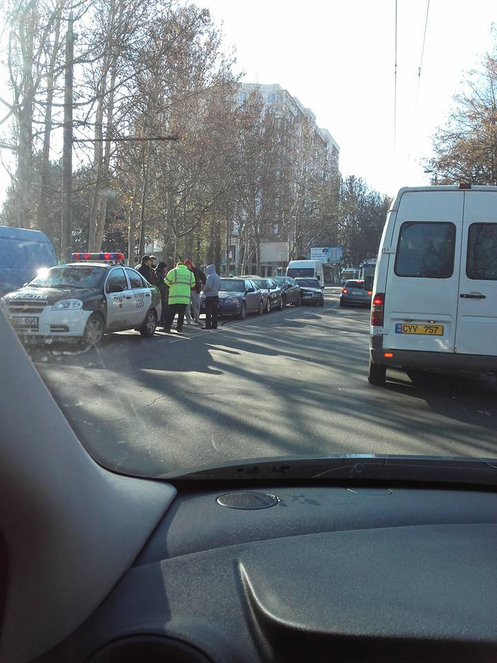 ATENŢIE, ŞOFERI! Ce vi s-ar putea întâmpla cu maşina dacă nu păstrați distanța (VIDEO)