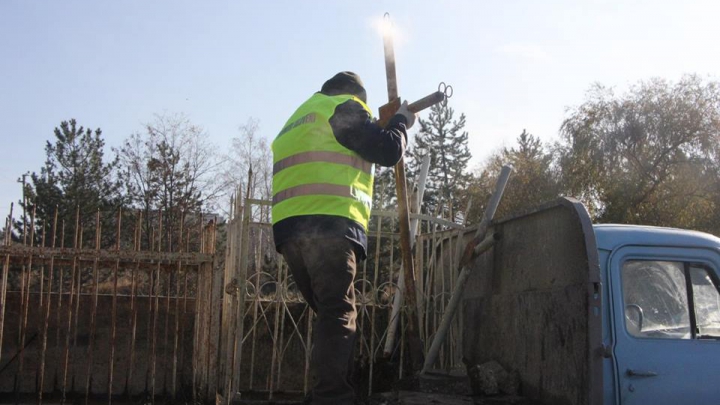 FĂRĂ CRUCI pe drumurile naţionale. Obiectele funerare, DEMONTATE de preoţi şi drumari (FOTO)