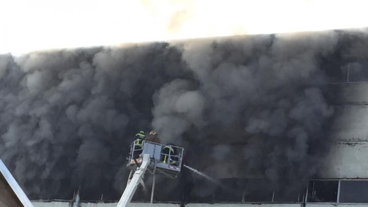 INCENDIU DEVASTATОR la un depozit din Chişinău: Un pompier A MURIT. Clădirea se PRĂBUŞEŞTE (FOTO/VIDEO)