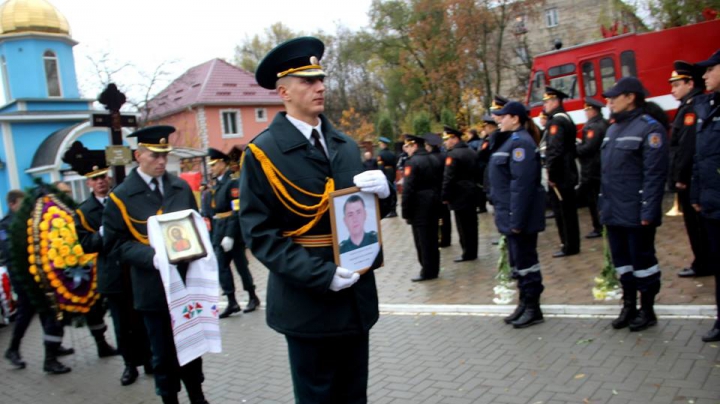 Premierul Pavel Filip, alături de rudele pompierului decedat în incendiul de la Ciocana (FOTO)